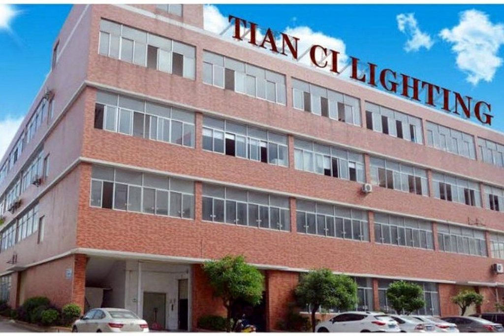 天赐鸿业厂房大楼外景，多层红砖厂房，楼顶有「TIAN CI LI…