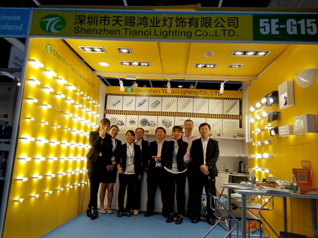 Trade show booth 5E-G15 of Shenzhen Tianci Lighting Co., Ltd. (predecessor of Tianci Hongye), with LED lamps on display and the sales team.